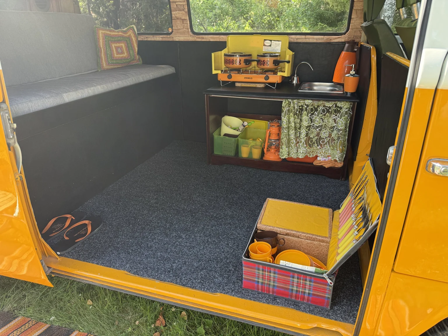 Innenraumfoto von 1975 Volkswagen Transporter Campervan (46)