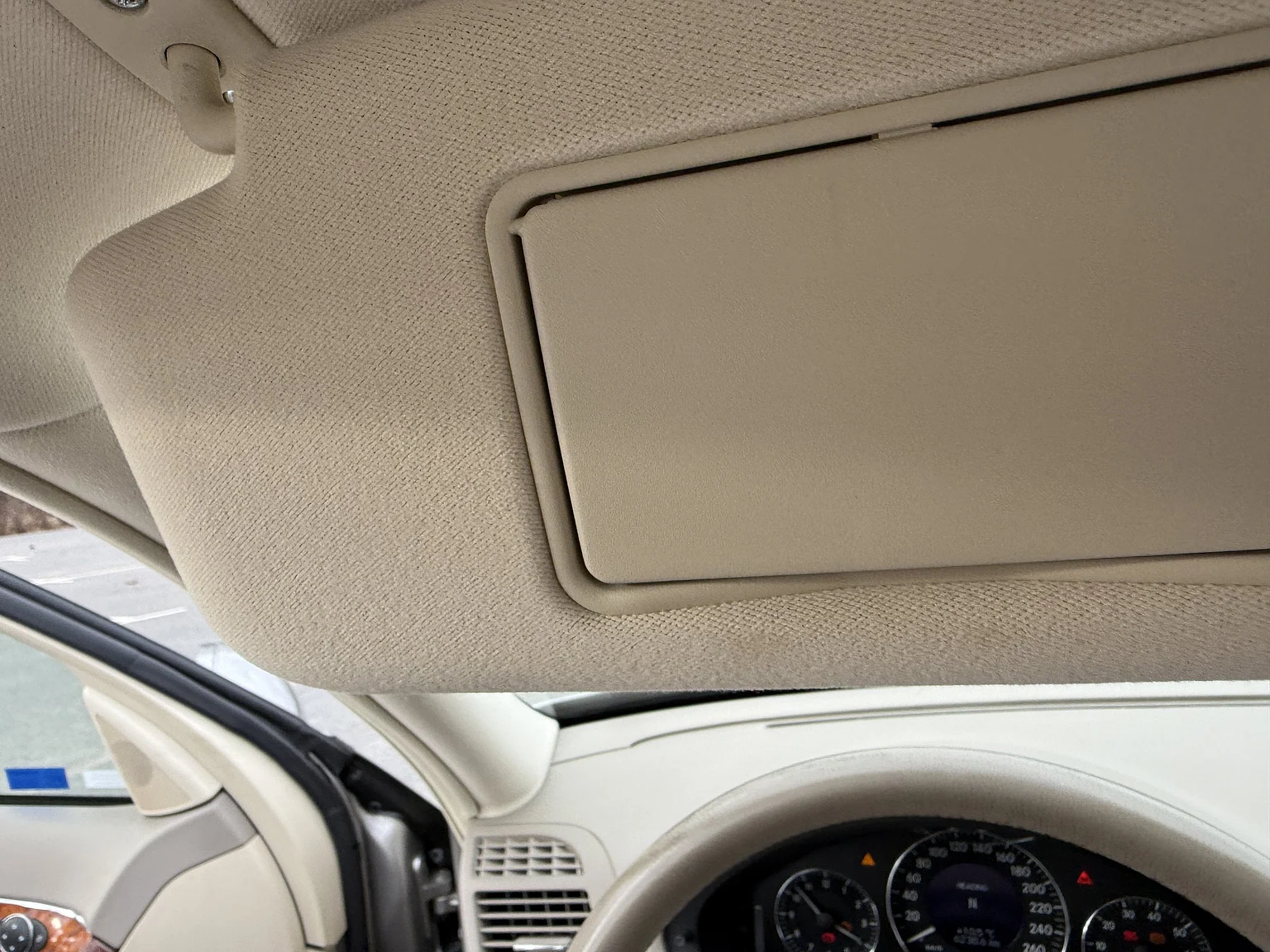 Innenraumfoto von 2004 Mercedes-Benz E 500 7G-Tronic (70)