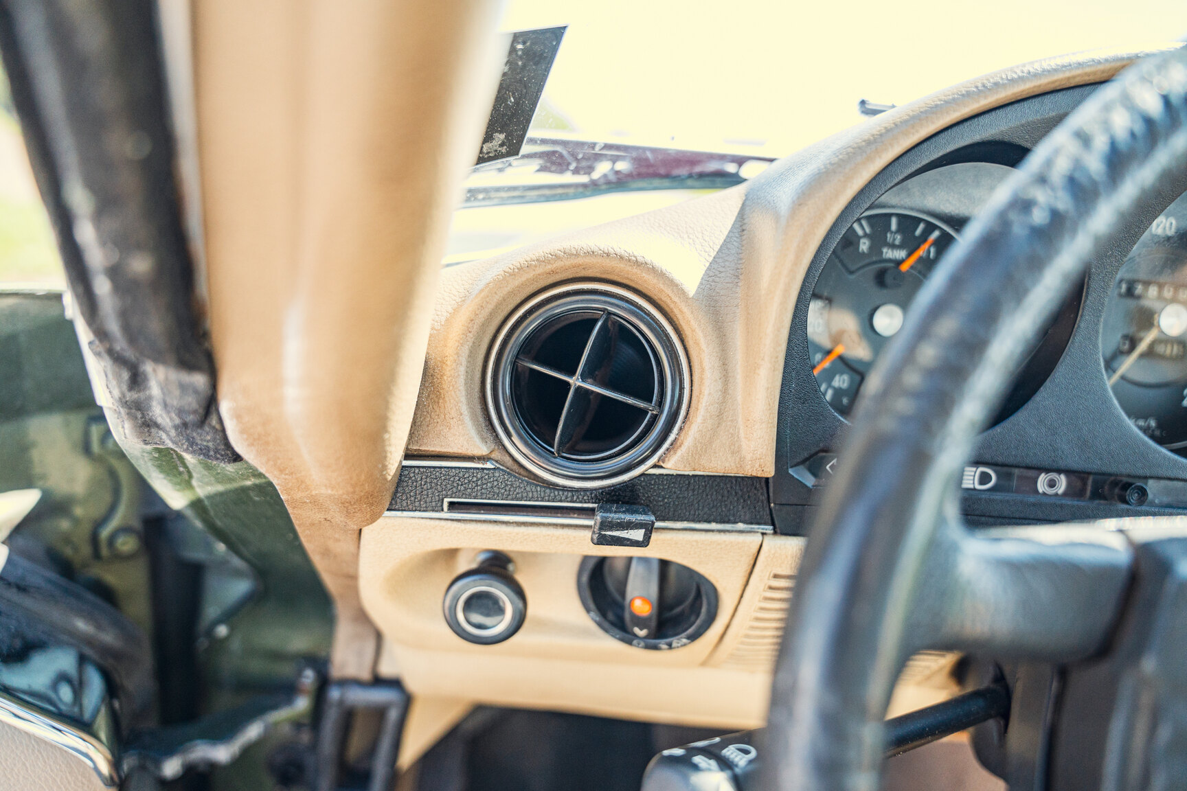 Interior image of 1976 Mercedes-Benz 450 SLC (24)