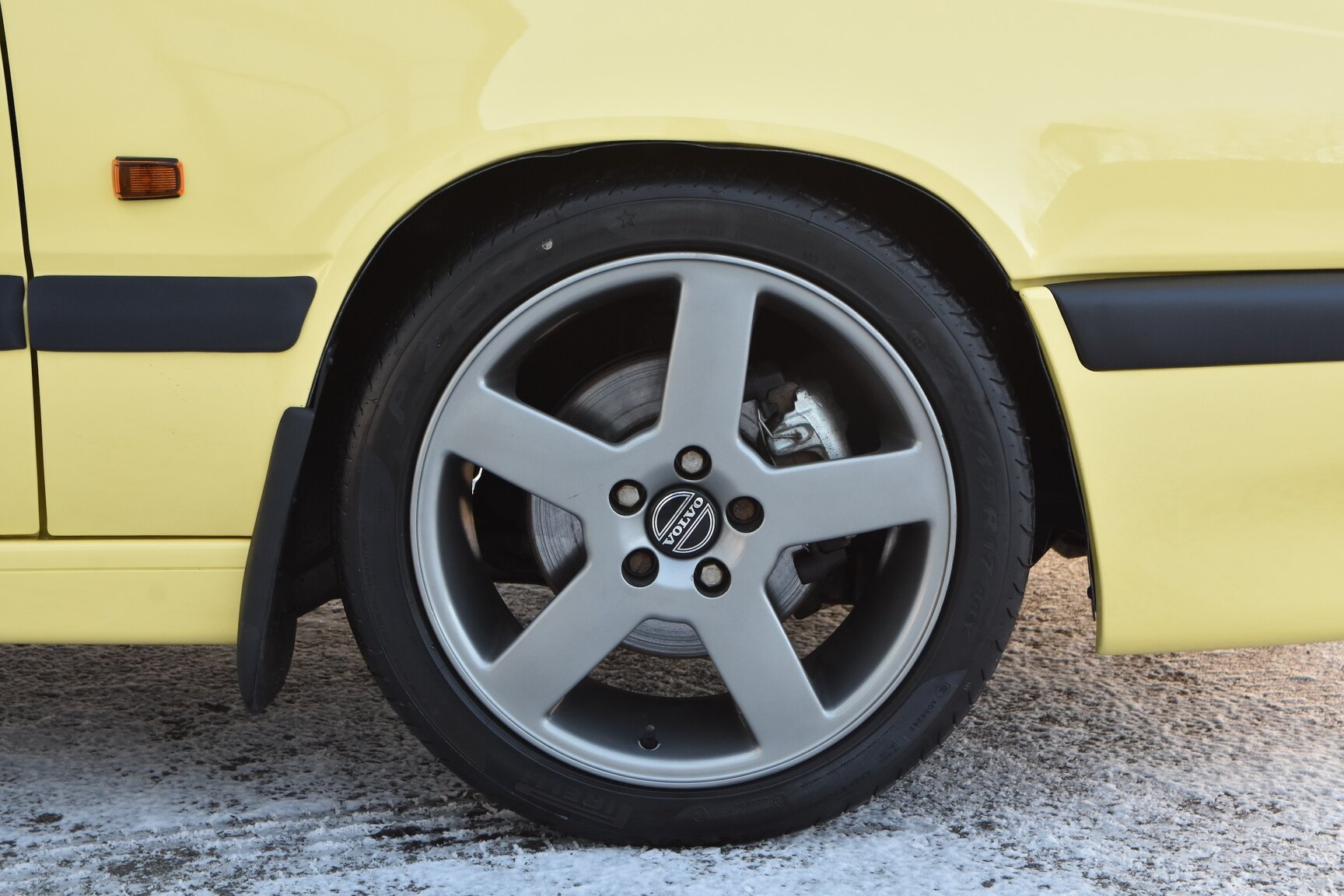 Exterior image of 1995 Volvo 850 T-5R Kombi