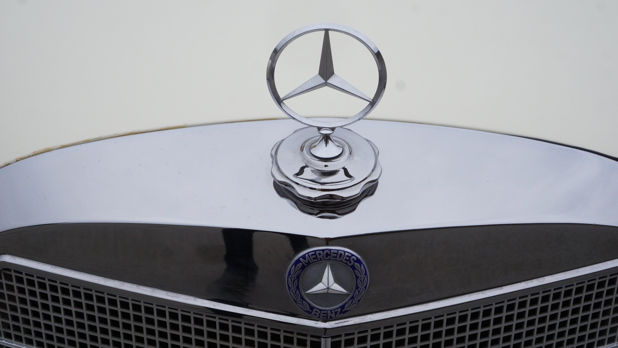 Exterior image of 1966 Mercedes-Benz 230 S