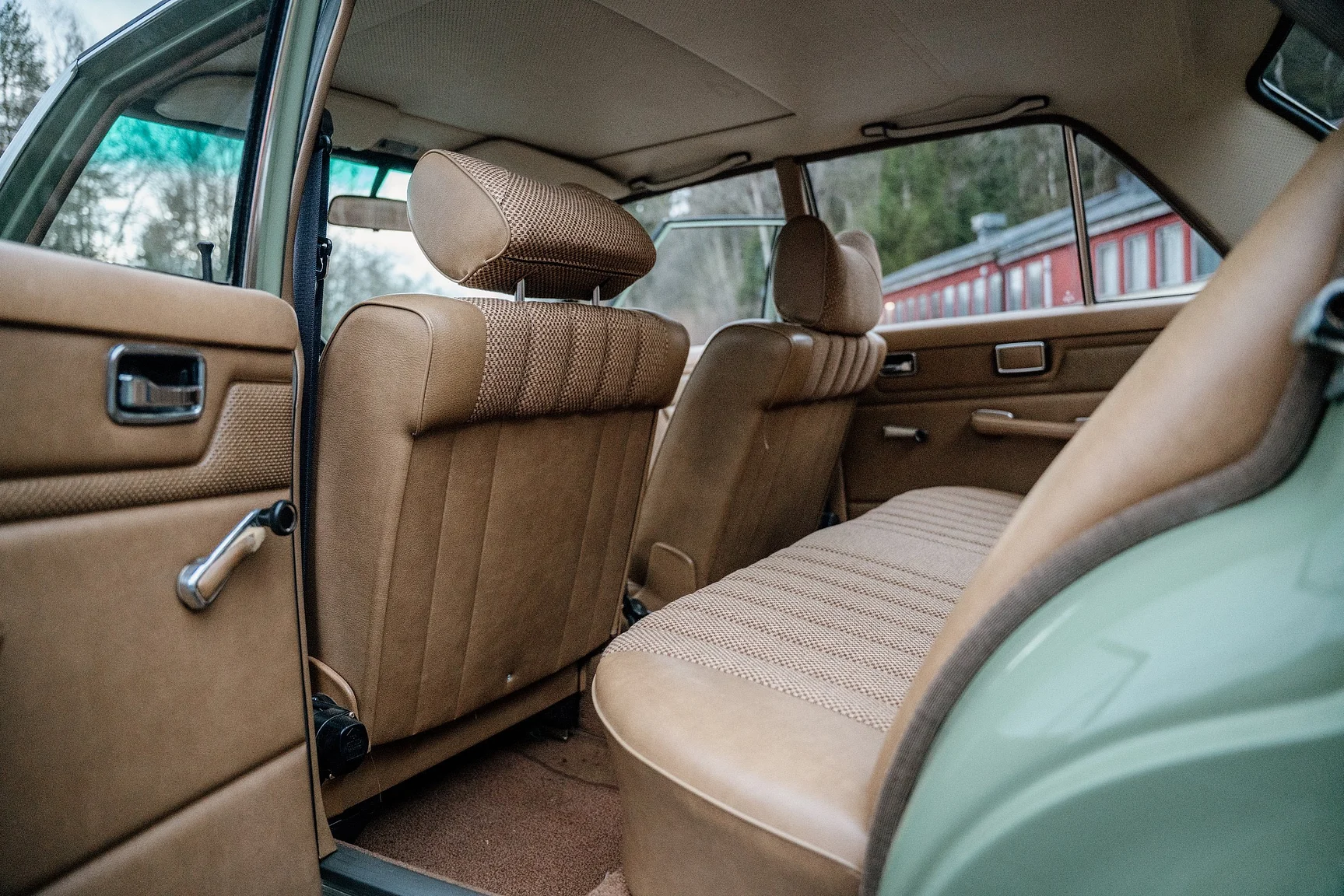 Interior image of 1975 Mercedes-Benz 240 D 3.0 (6)