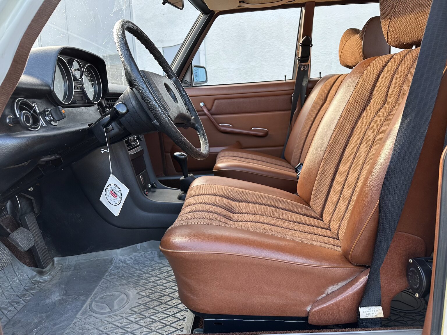 Innenraumfoto von 1975 Mercedes Benz 200