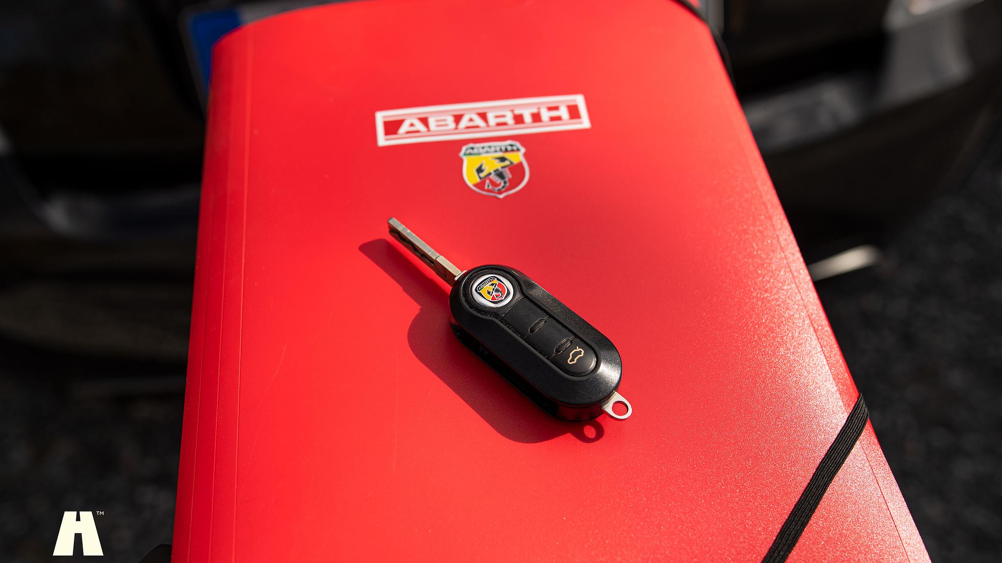 Documentation for 2016 Abarth 595 Competizione (28)