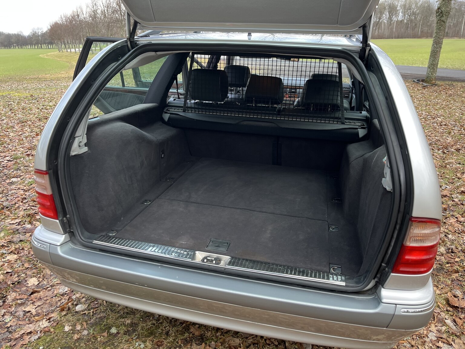 Innenraumfoto von 1999 Mercedes-Benz E320 T Automat