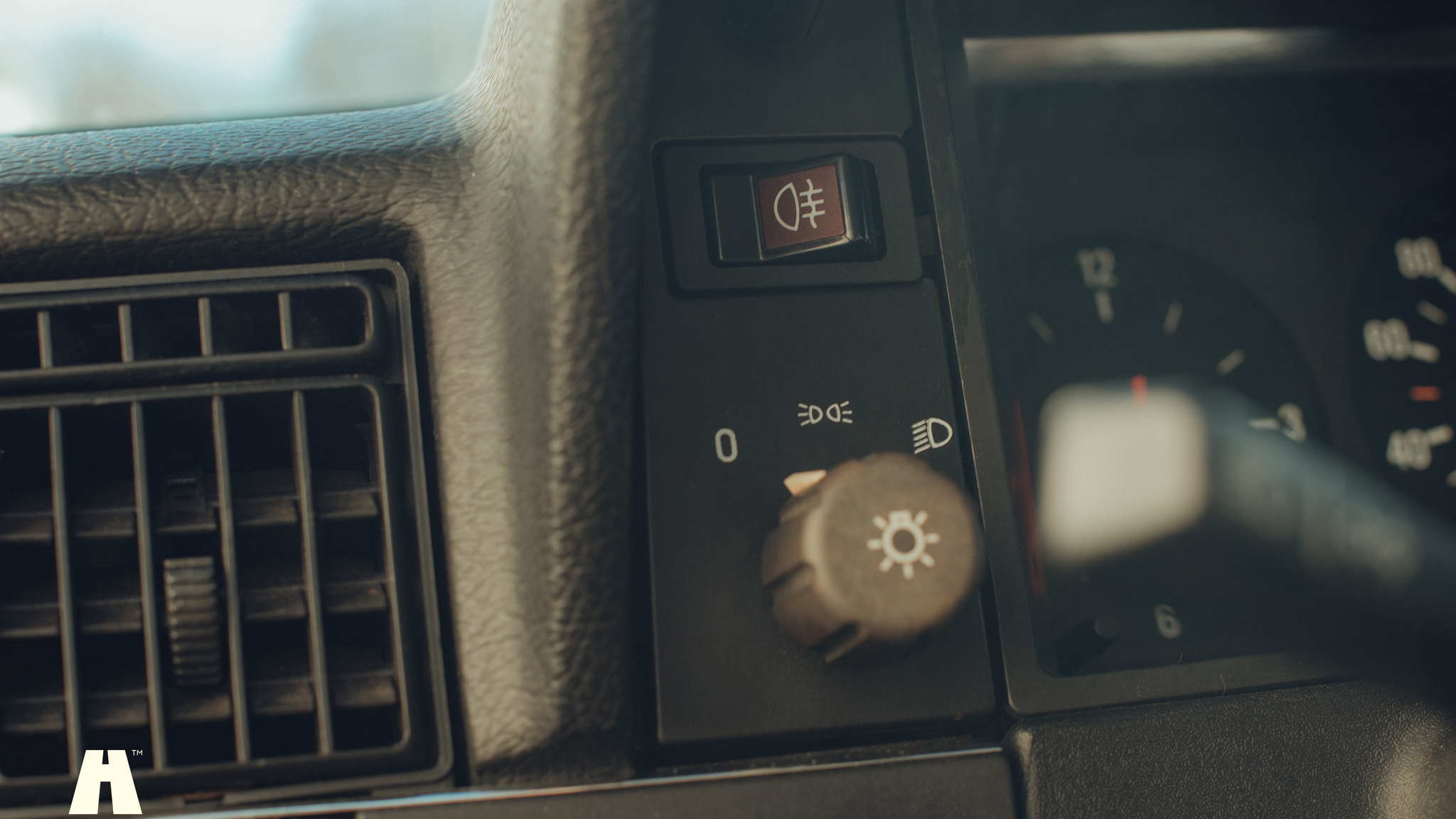 Interior image of 1988 Volvo 240 GL (24)