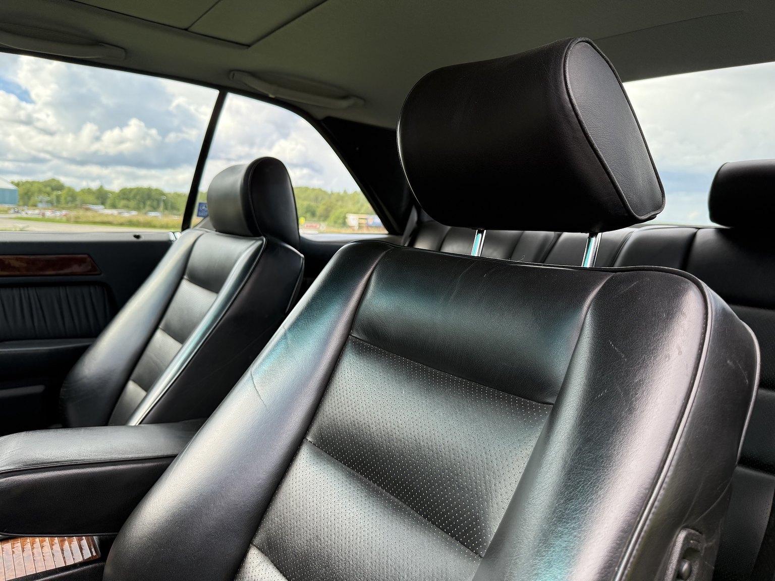 Interior image of 1990 Mercedes-Benz 300CE-24