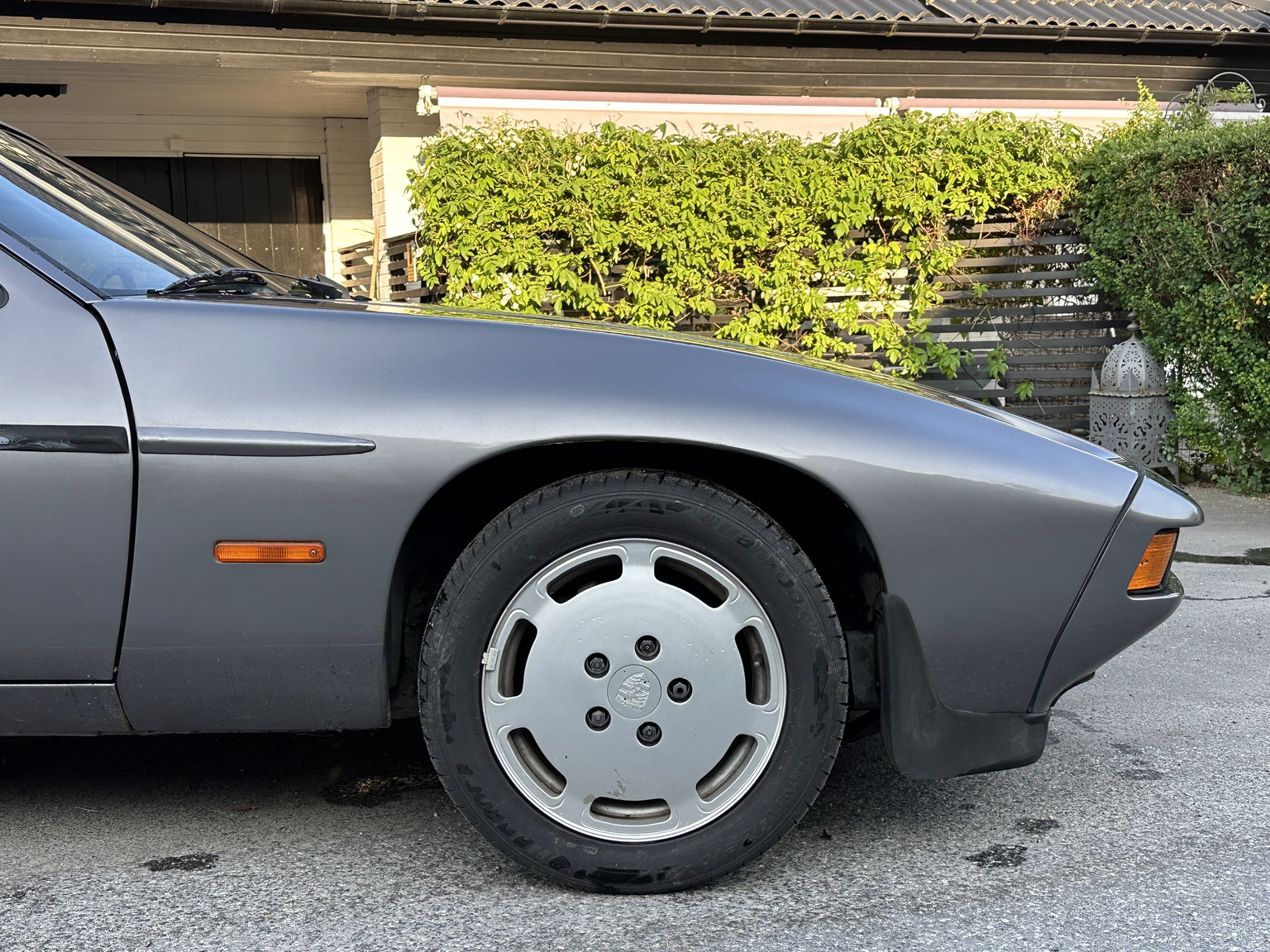 Exterior image of 1985 Porsche 928 (5)