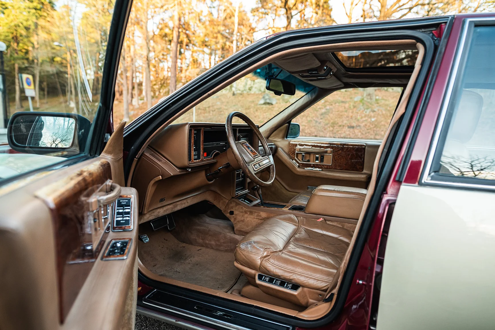 Interior image of 1989 Cadillac Seville (1)