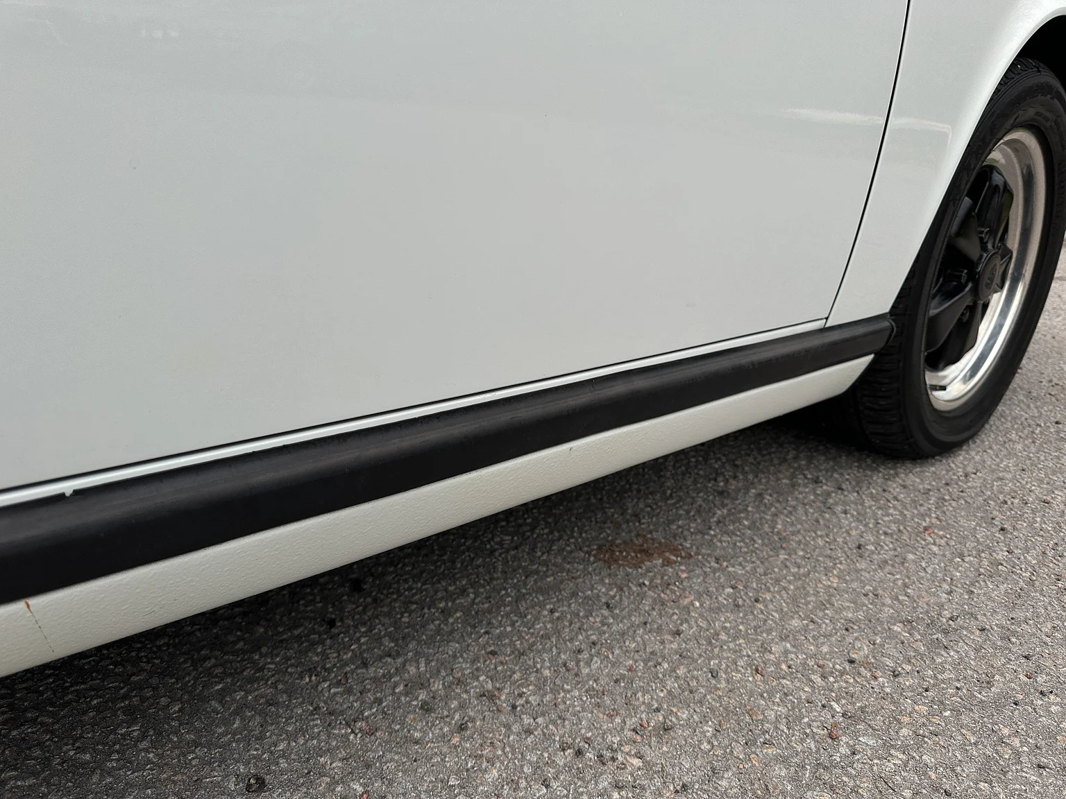 Exterior image of 1983 Porsche 911 SC (75)