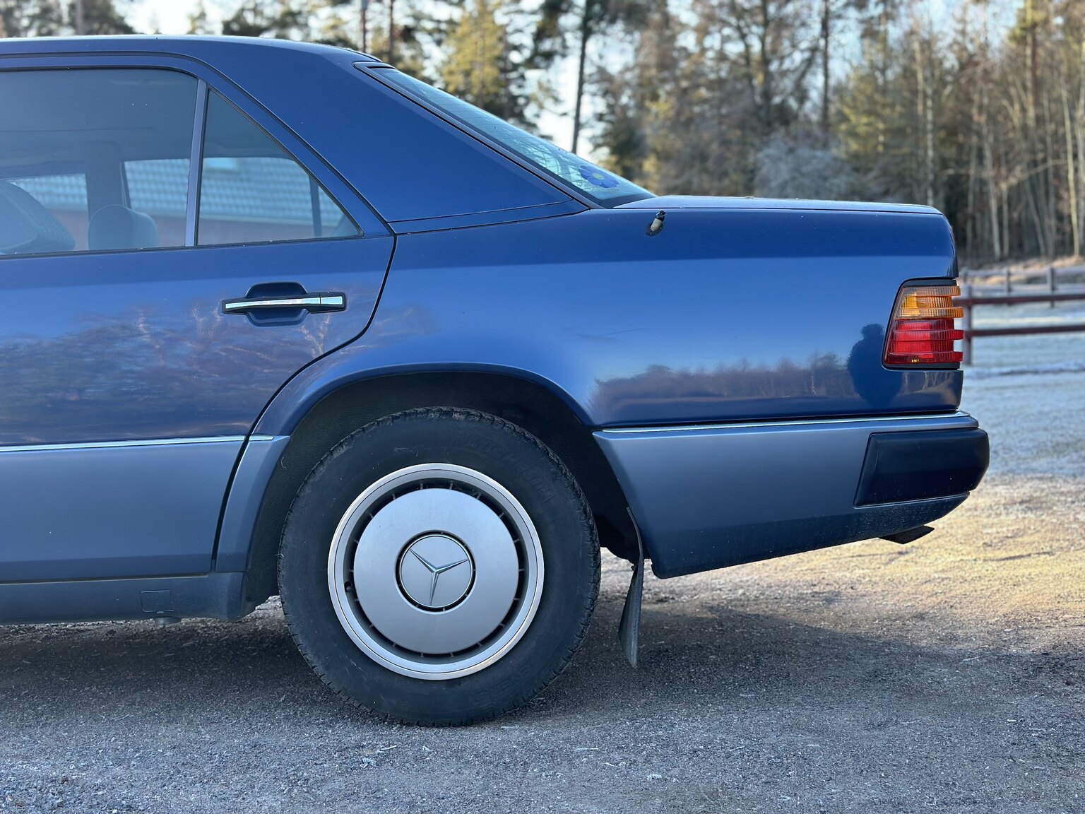 Exterior image of 1991 Mercedes-Benz 230 E 