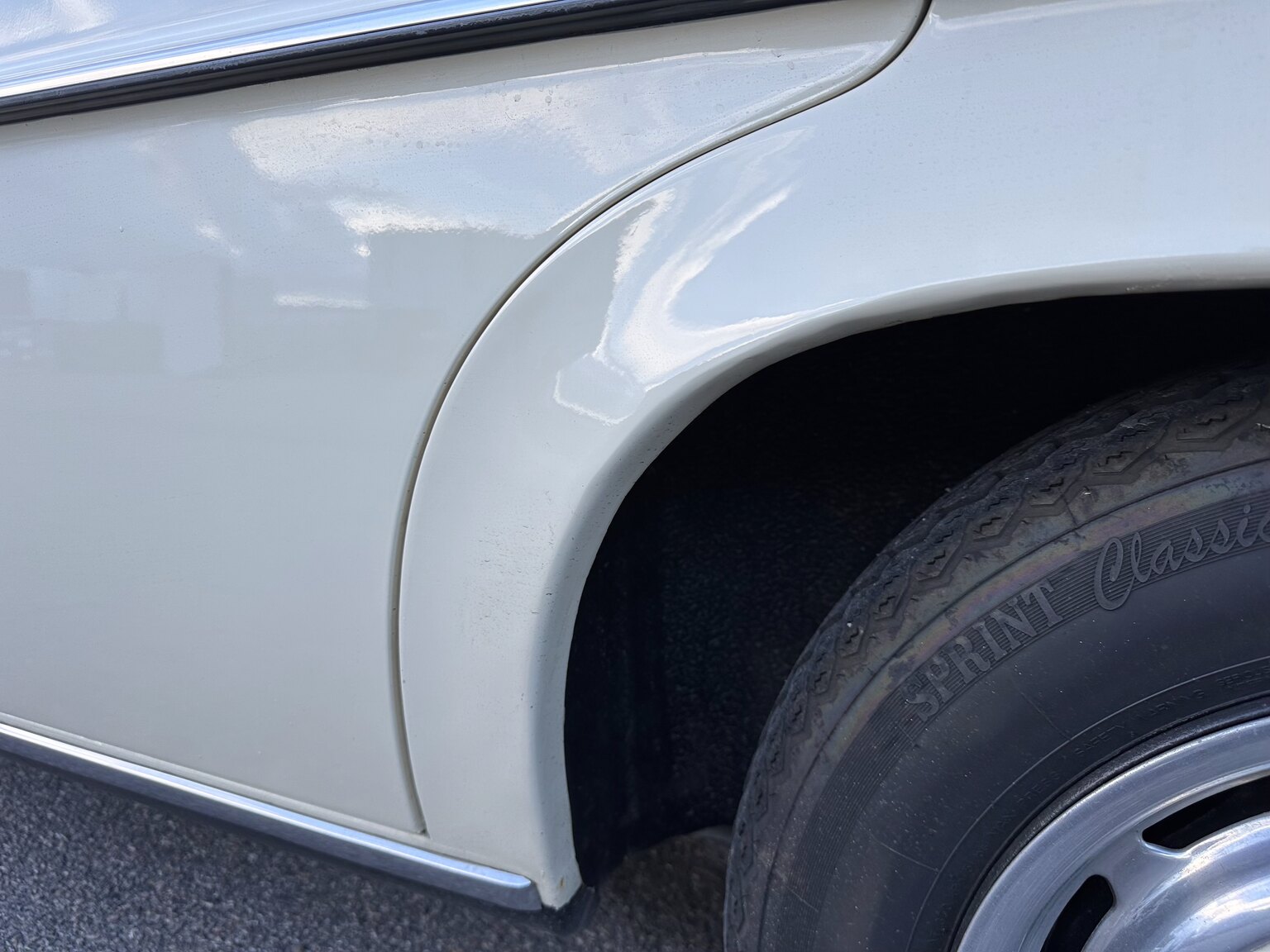 Exteriörbild på 1974 Mercedes Benz 230.6