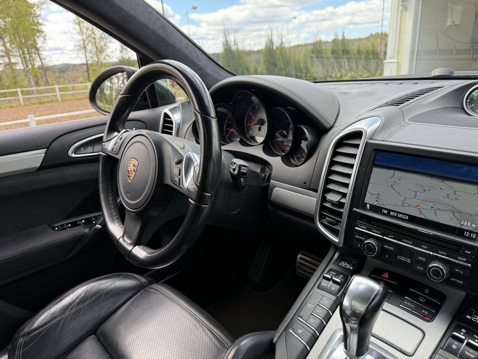 Interior image of 2013 Porsche Cayenne GTS