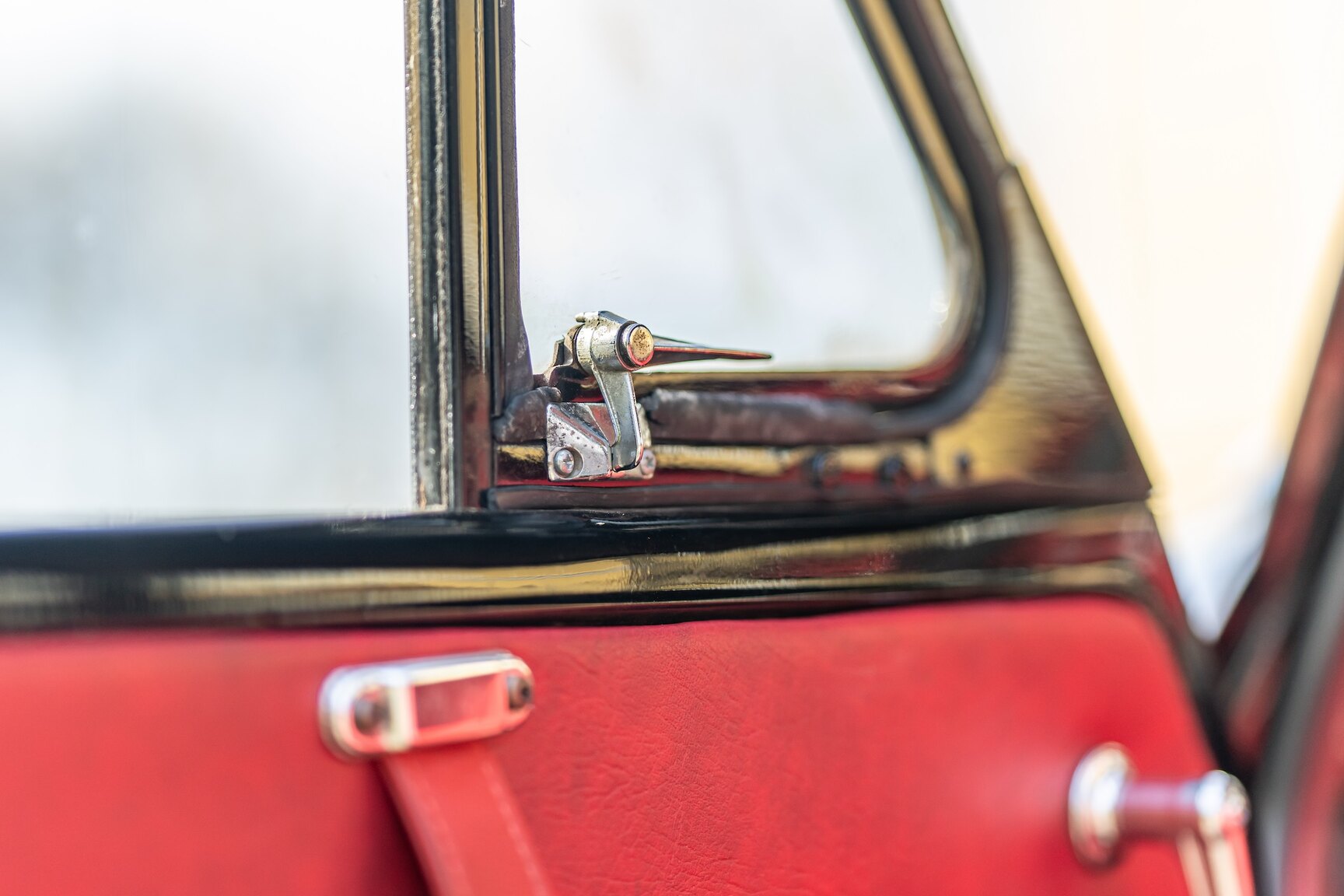 Interior image of 1958 Morris Minor 1000 2-door (5)