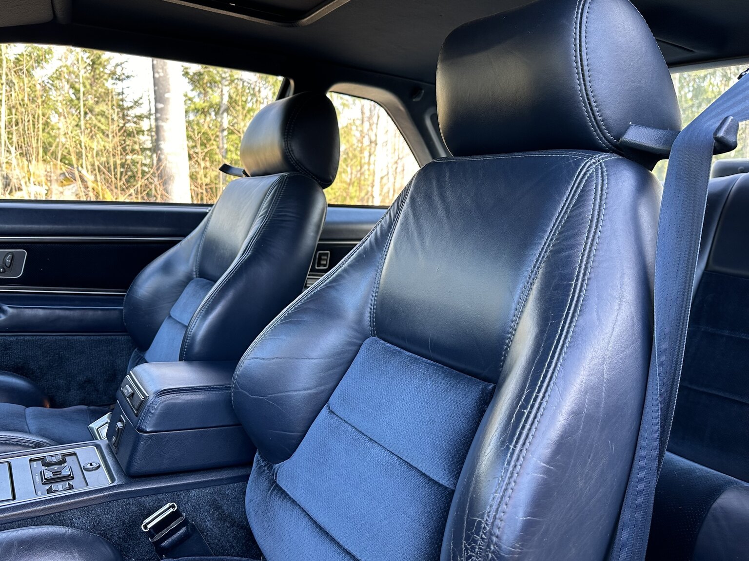 Interior image of 1987 Lincoln Mark VII LSC