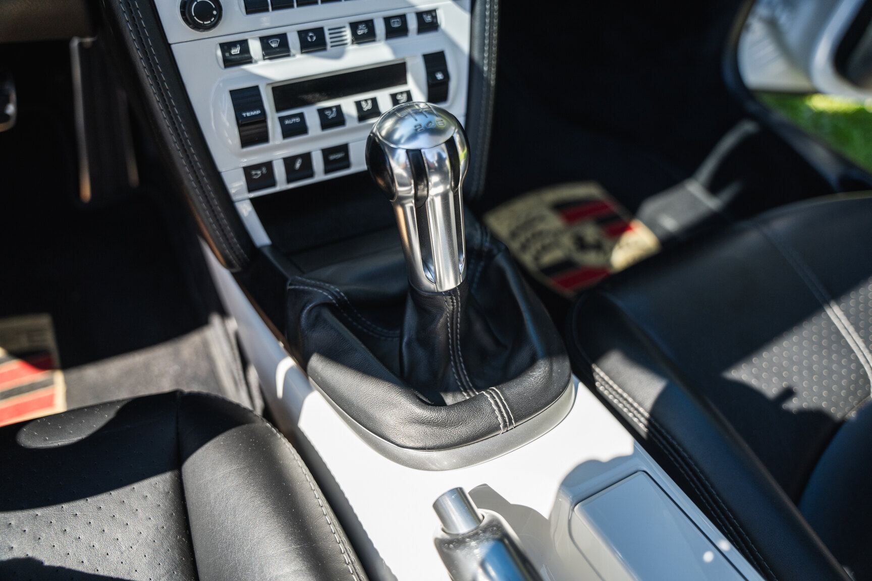 Innenraumfoto von 2008 Porsche 911 Turbo Cabriolet (37)