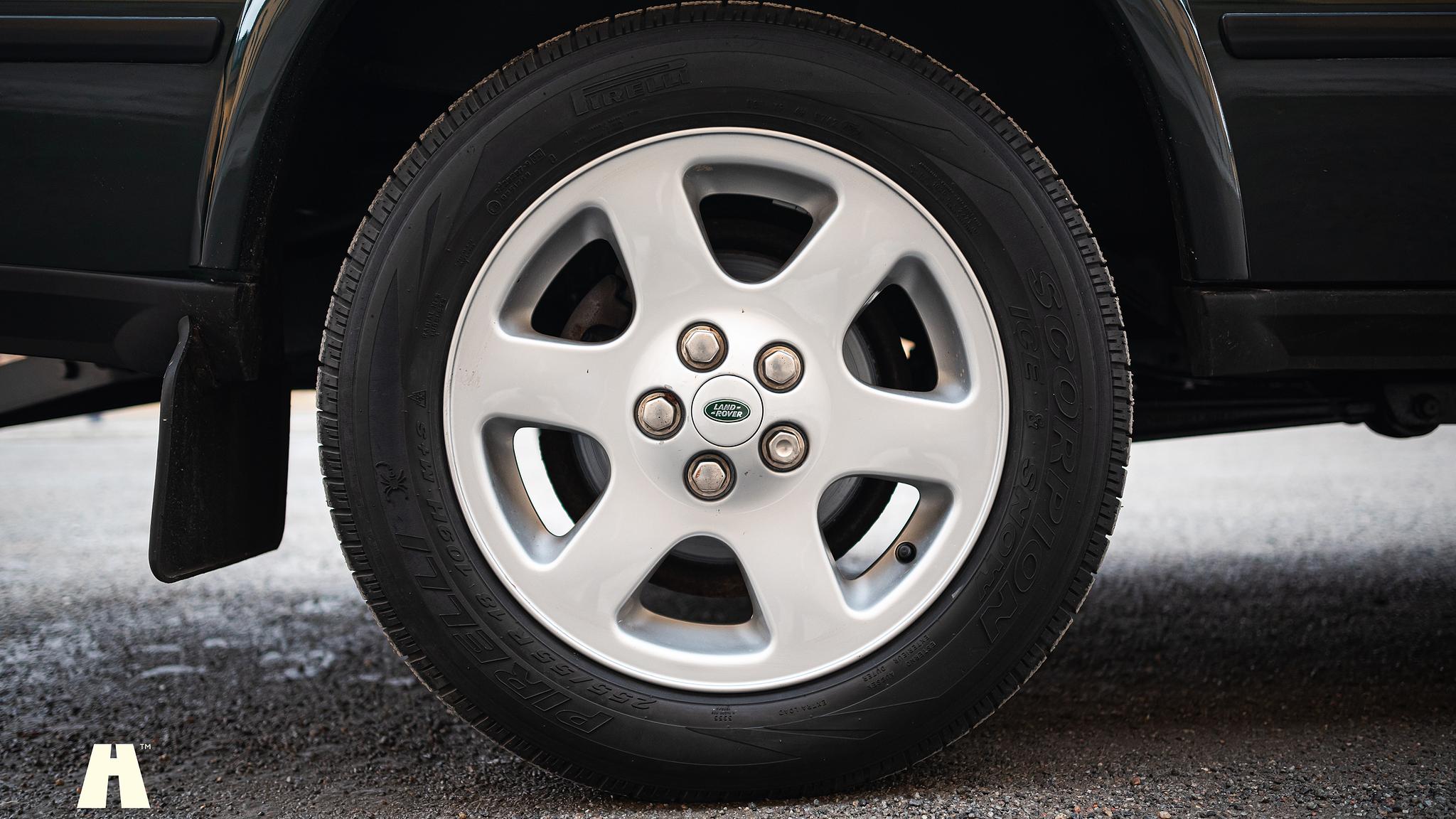Exterior image of 2003 Land Rover Discovery II, 2003