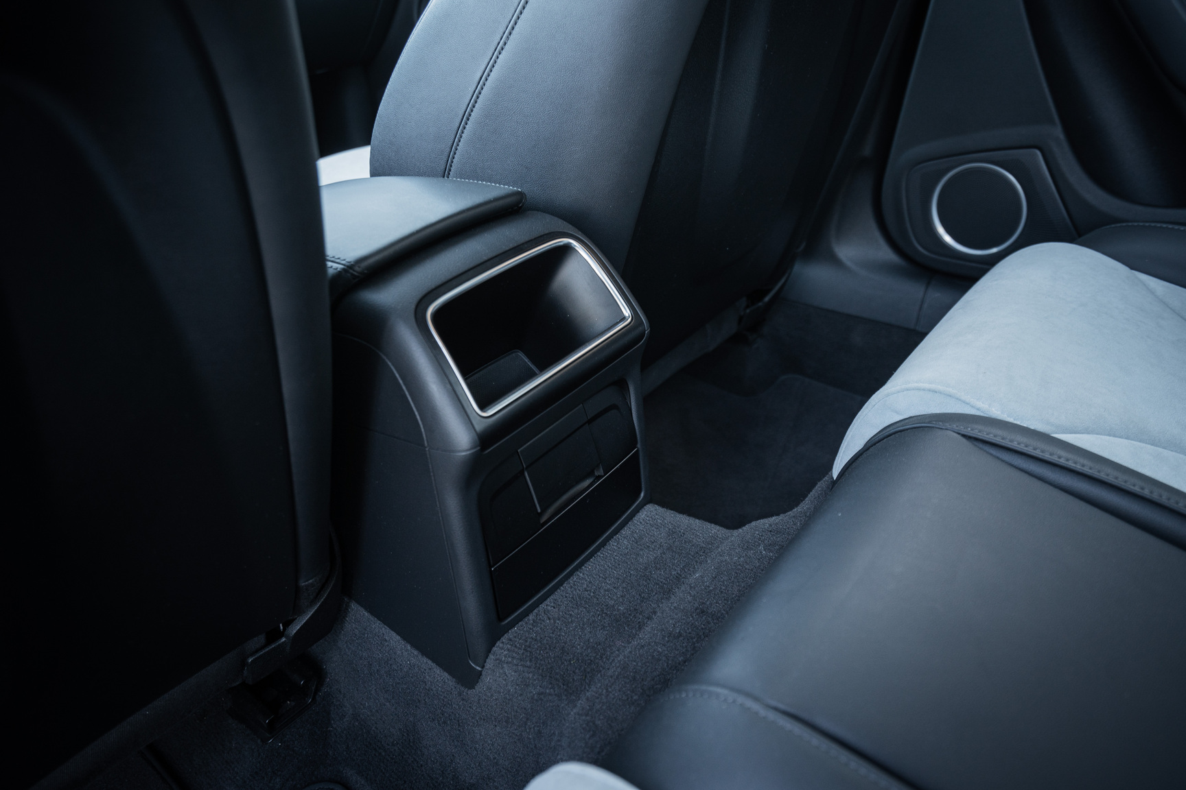 Innenraumfoto von 2011 Audi S4 (29)