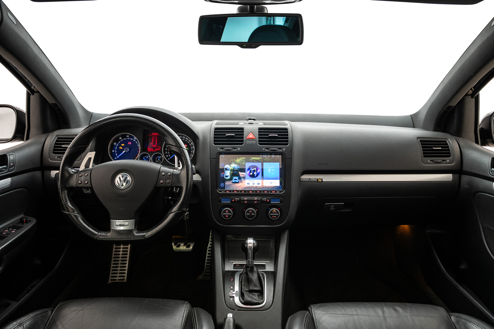 Interior image of 2006 Volkswagen Golf R32 (12)