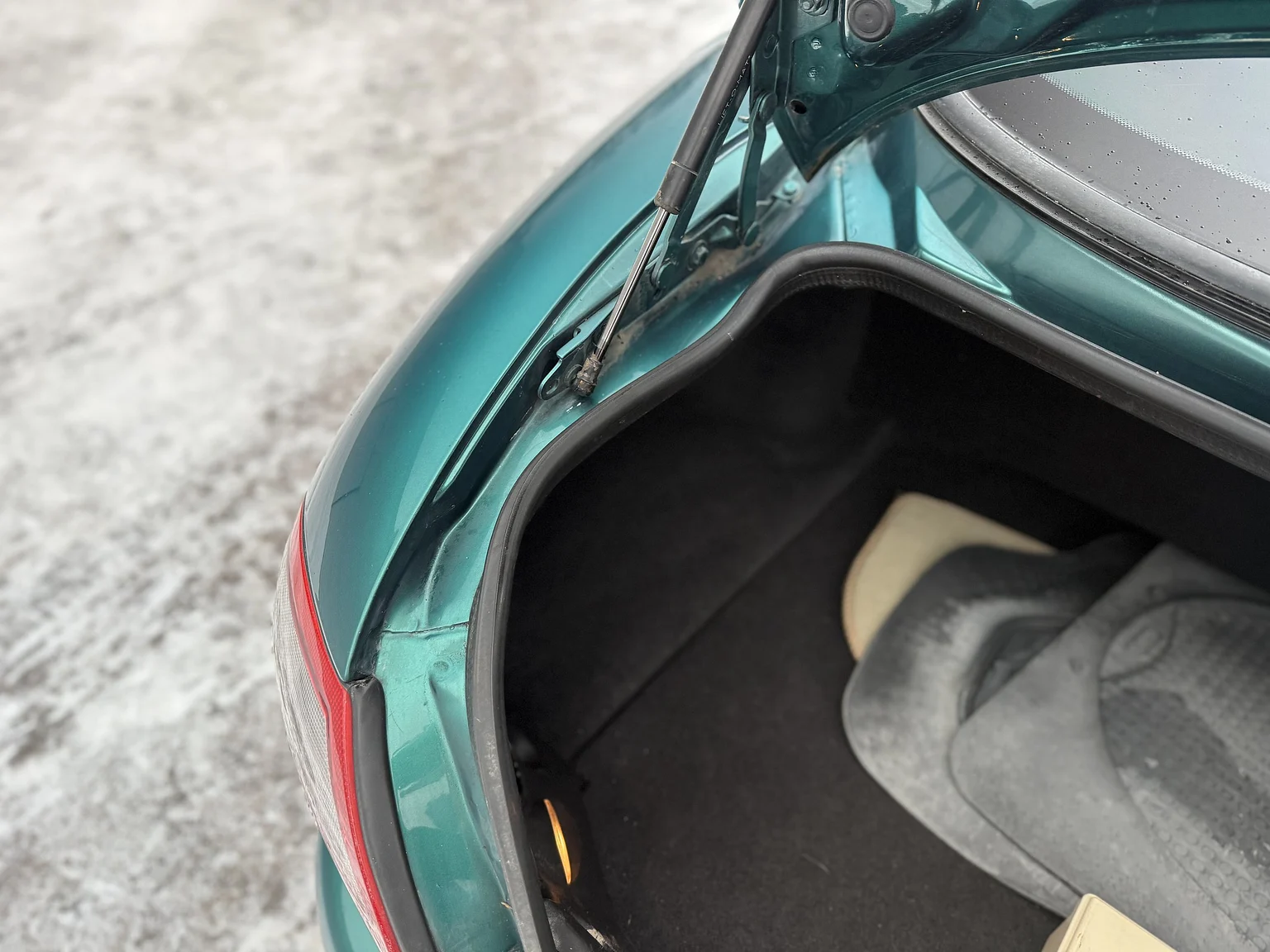 Interior image of 1997 Jaguar XK8 (47)