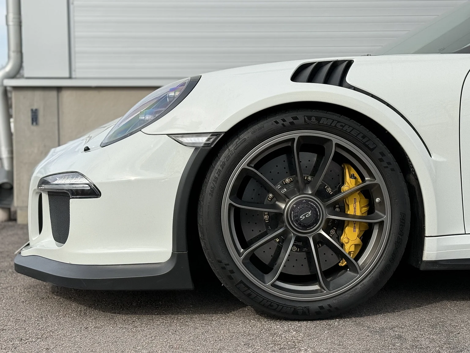 Exteriörbild på 2016 Porsche 911 GT3 RS (7)