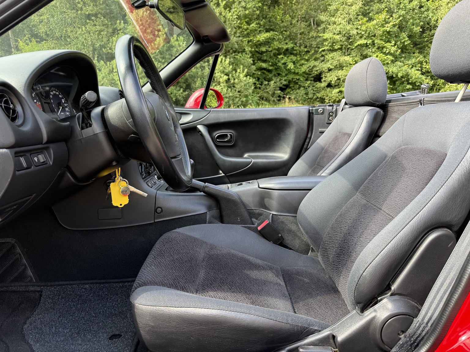 Interior image of 1999 Mazda MX-5
