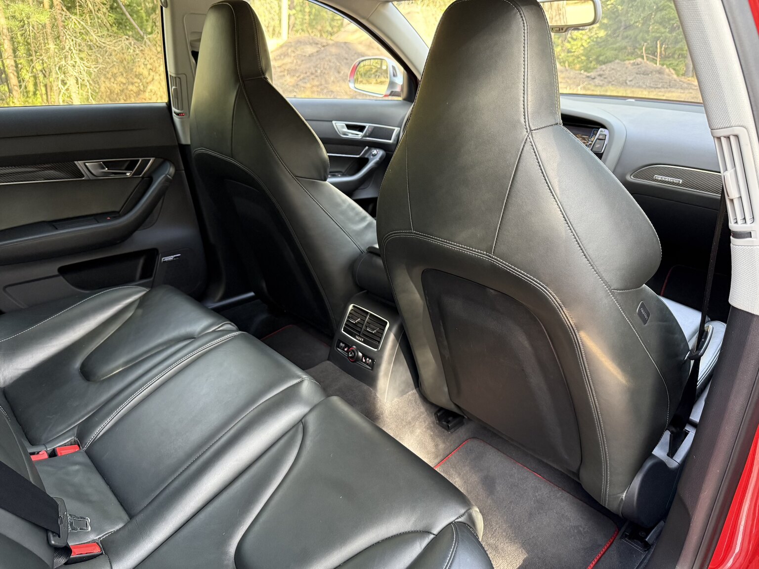 Interior image of 2010 Audi RS6 Avant V10 Quattro