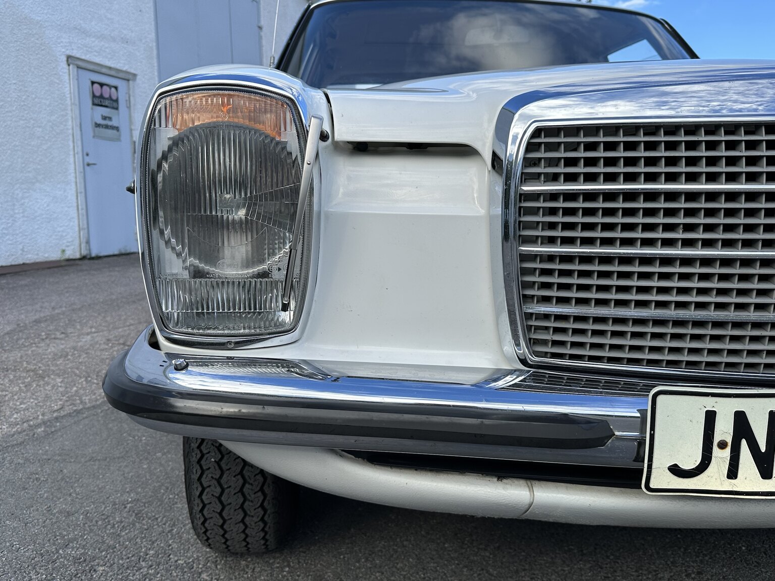 Aussenfoto 1975 Mercedes Benz 200