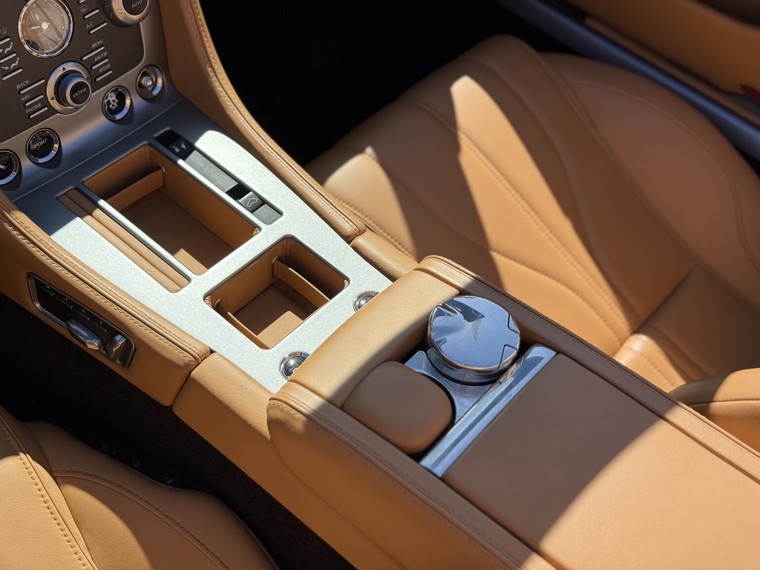 Interior image of 2015 Aston Martin DB9 Volante
