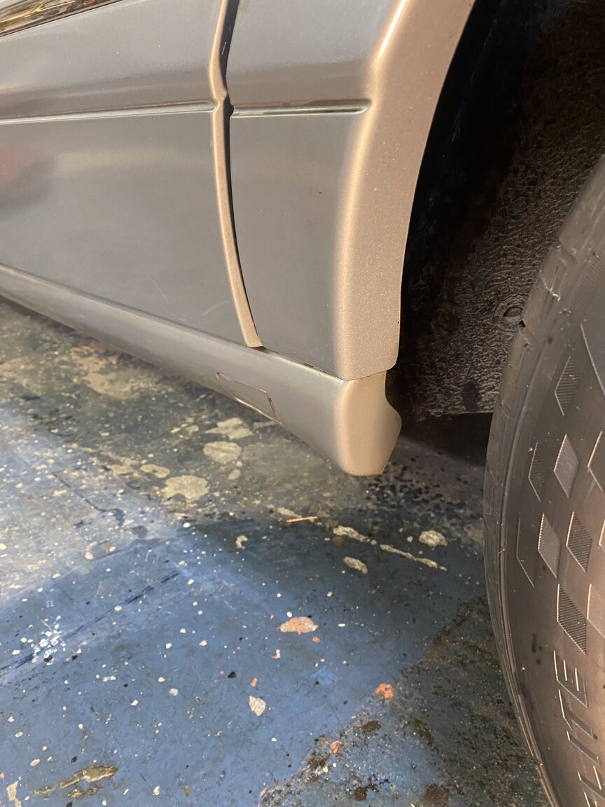 Exterior image of 1988 Mercedes-Benz 300 SE