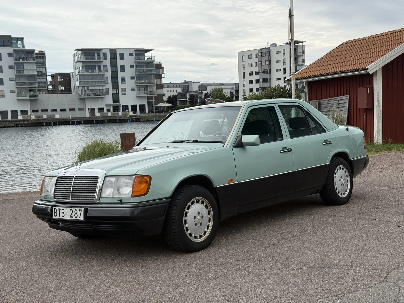 Exterior image of 1991 Mercedes-Benz 300 E 4MATIC (1)