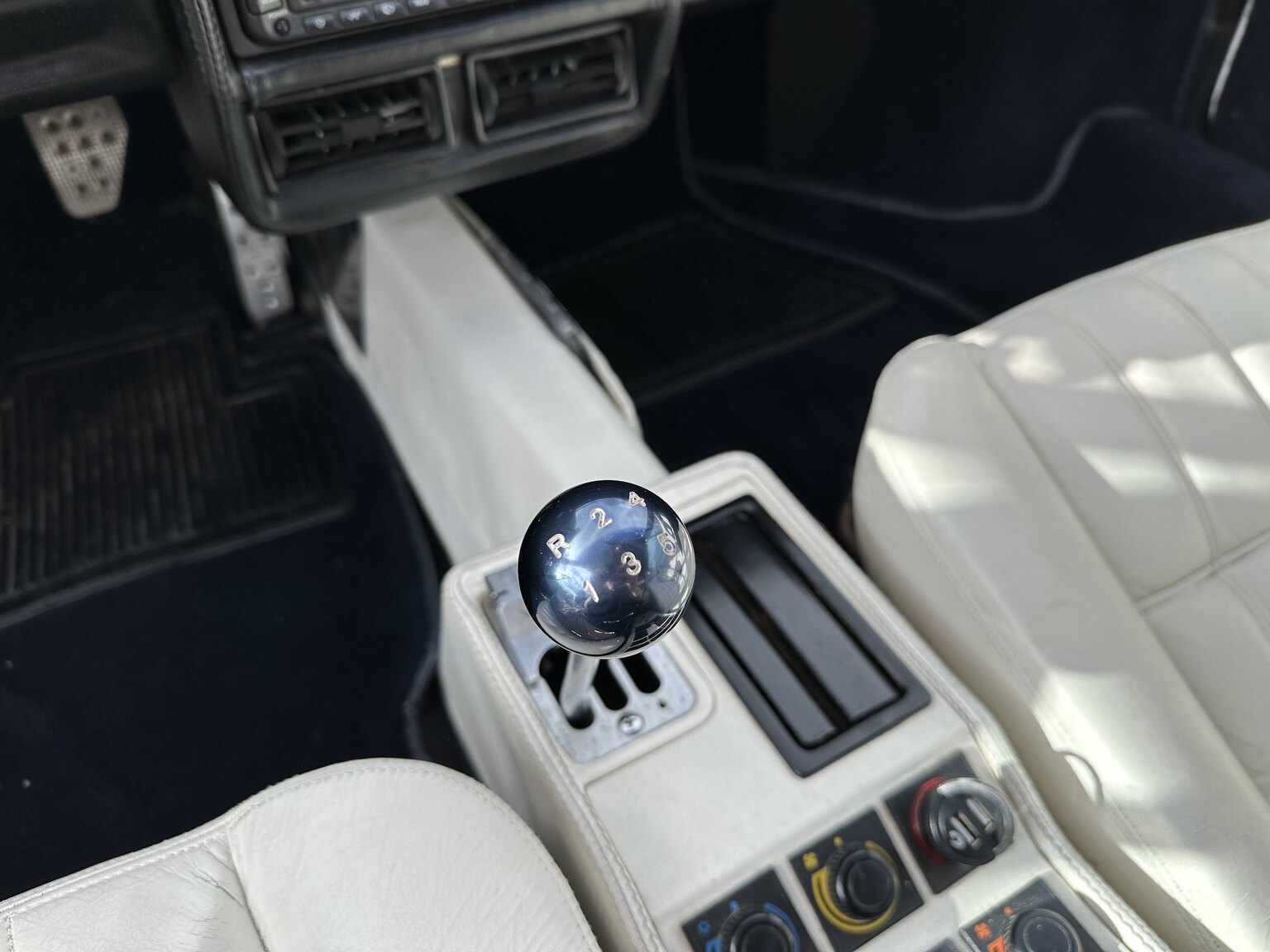 Interiörbild 1986 Ferrari 328 GTS