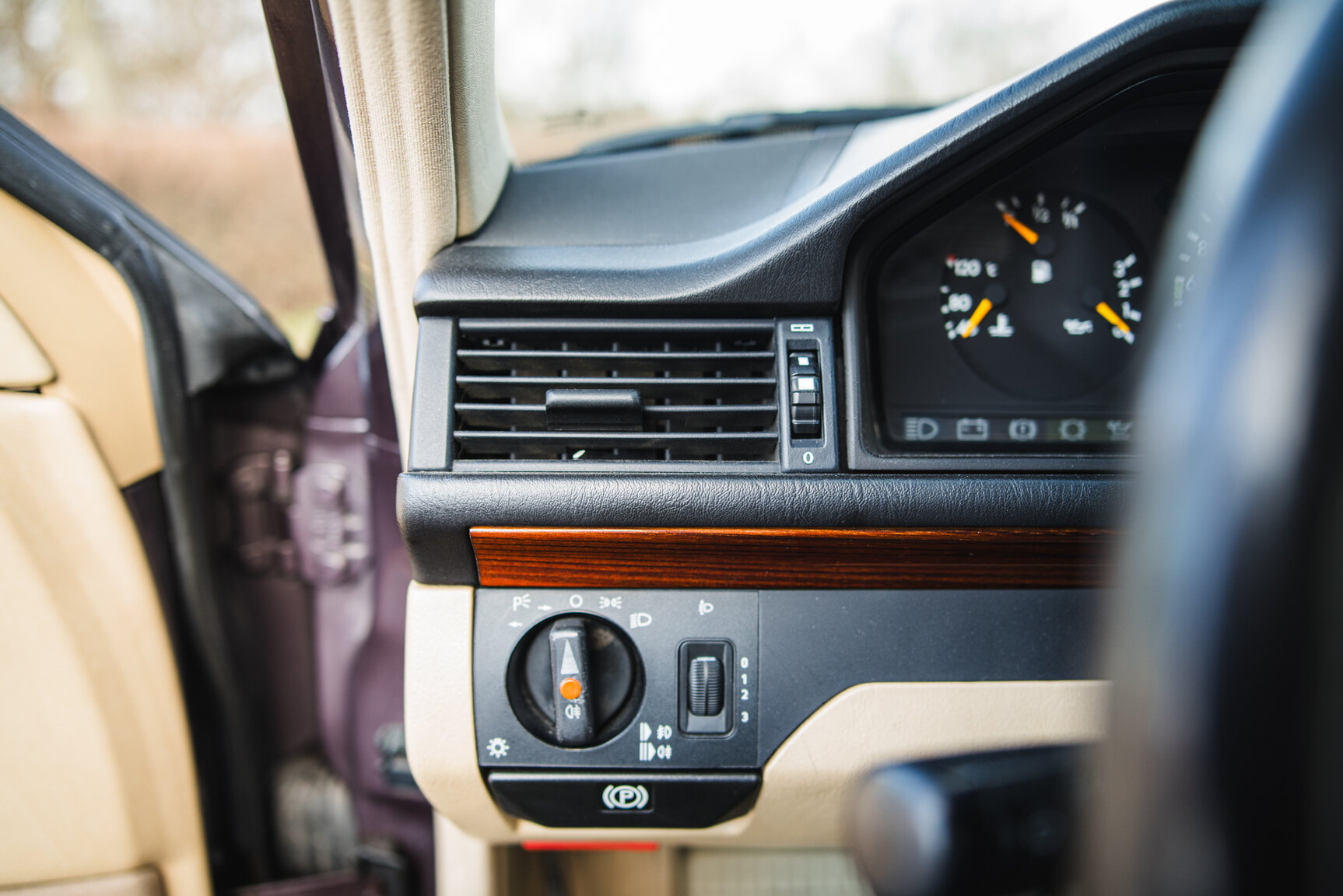 Interior image of 1993 Mercedes-Benz E 220
