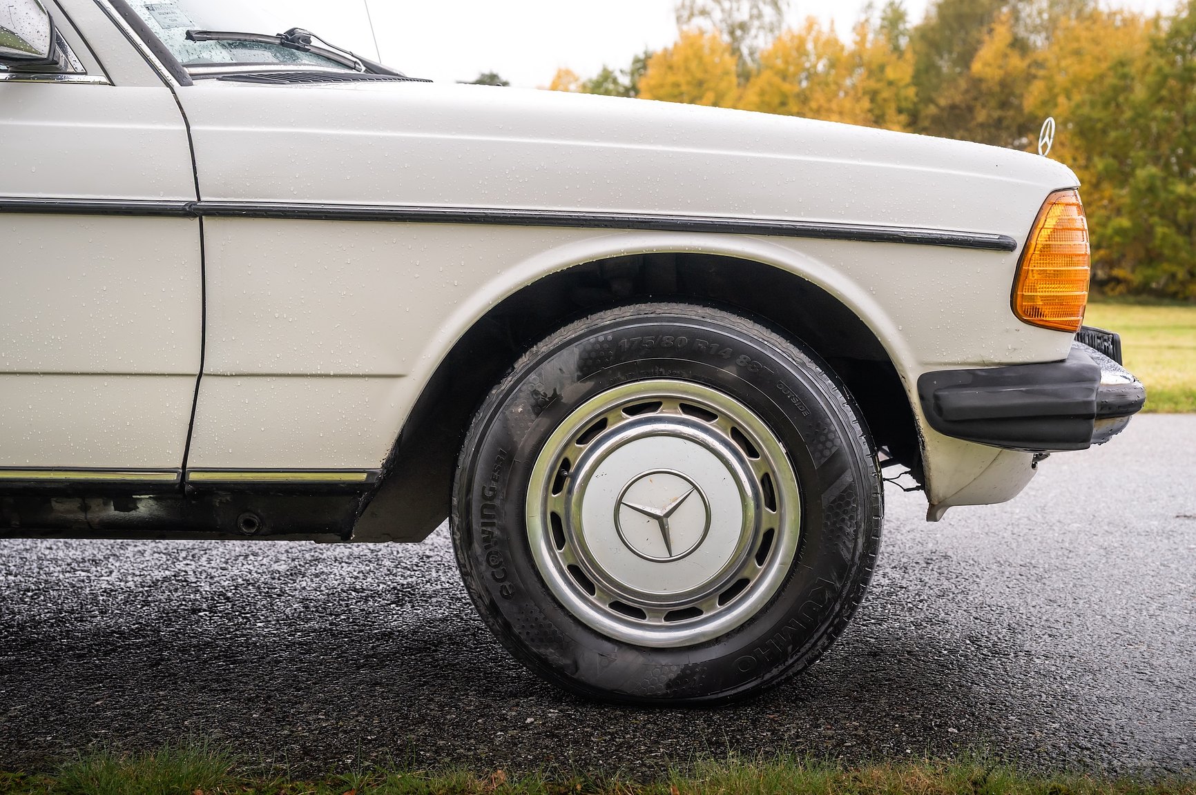 Exterior image of 1985 Mercedes-Benz 200 Automatic