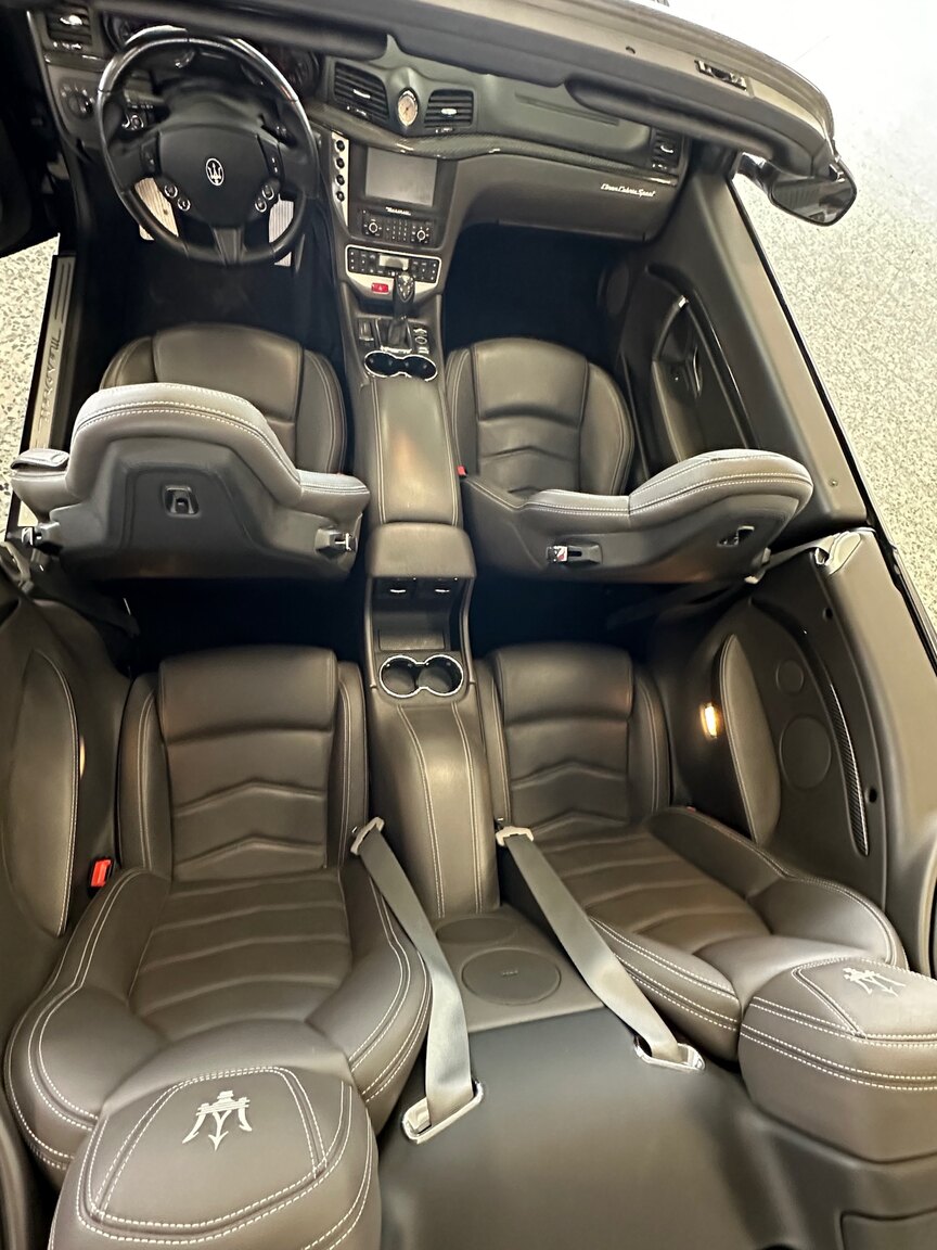 Interiörbild 2016 Maserati Grancabrio (11)