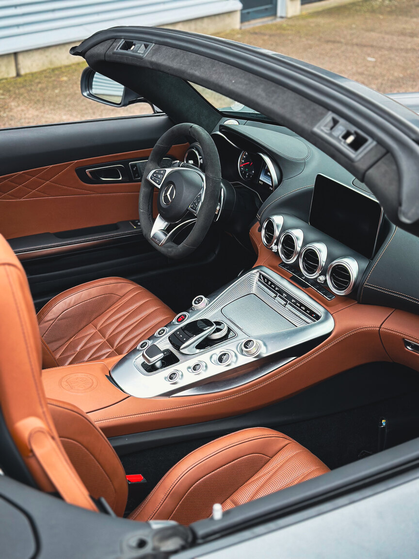 Innenraumfoto von 2018 Mercedes Benz AMG GT C (48)