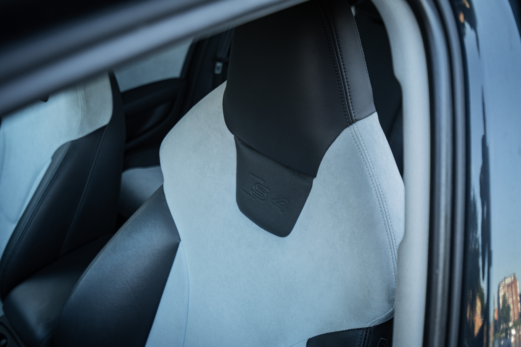 Interior image of 2011 Audi S4 (25)