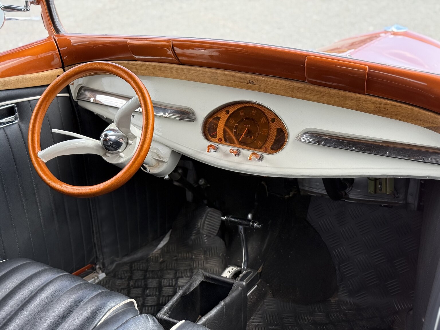 Innenraumfoto von 2012 Hot Rod T