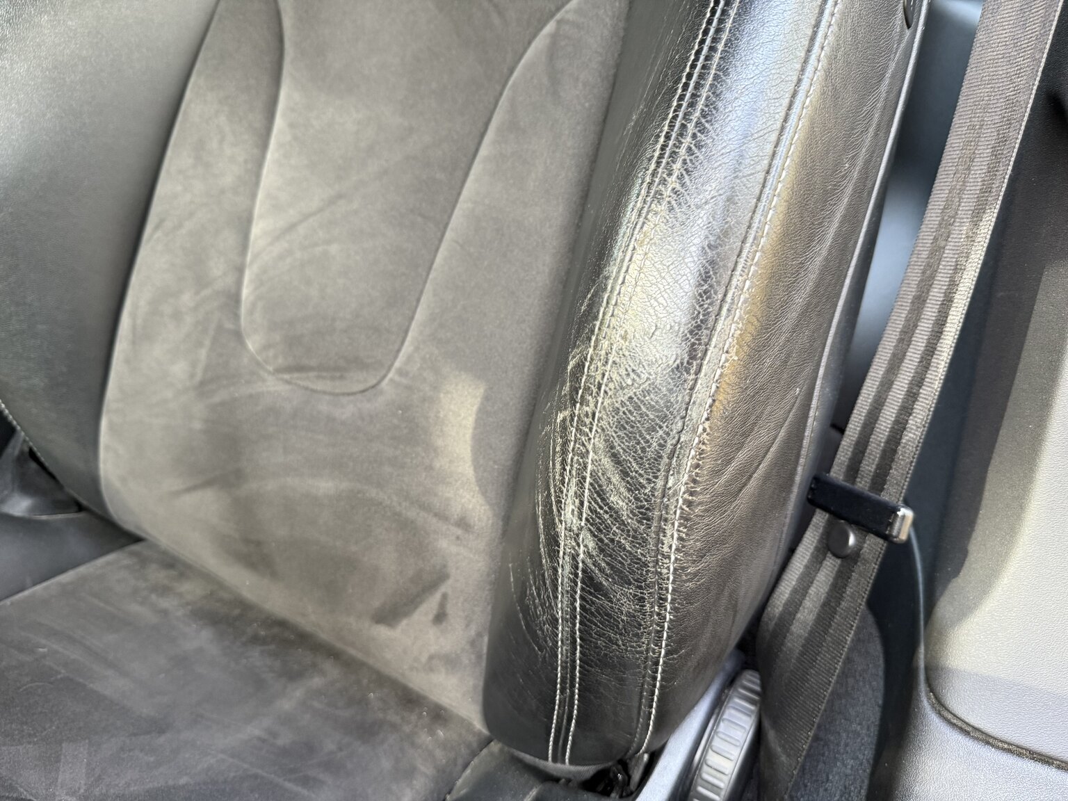 Innenraumfoto von 2011 Audi TT RS Coupé