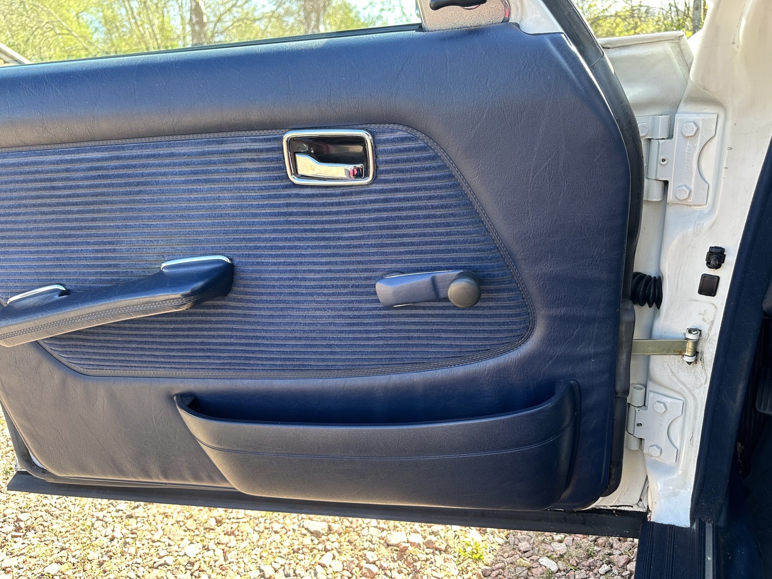 Interior image of 1985 Mercedes-Benz 200