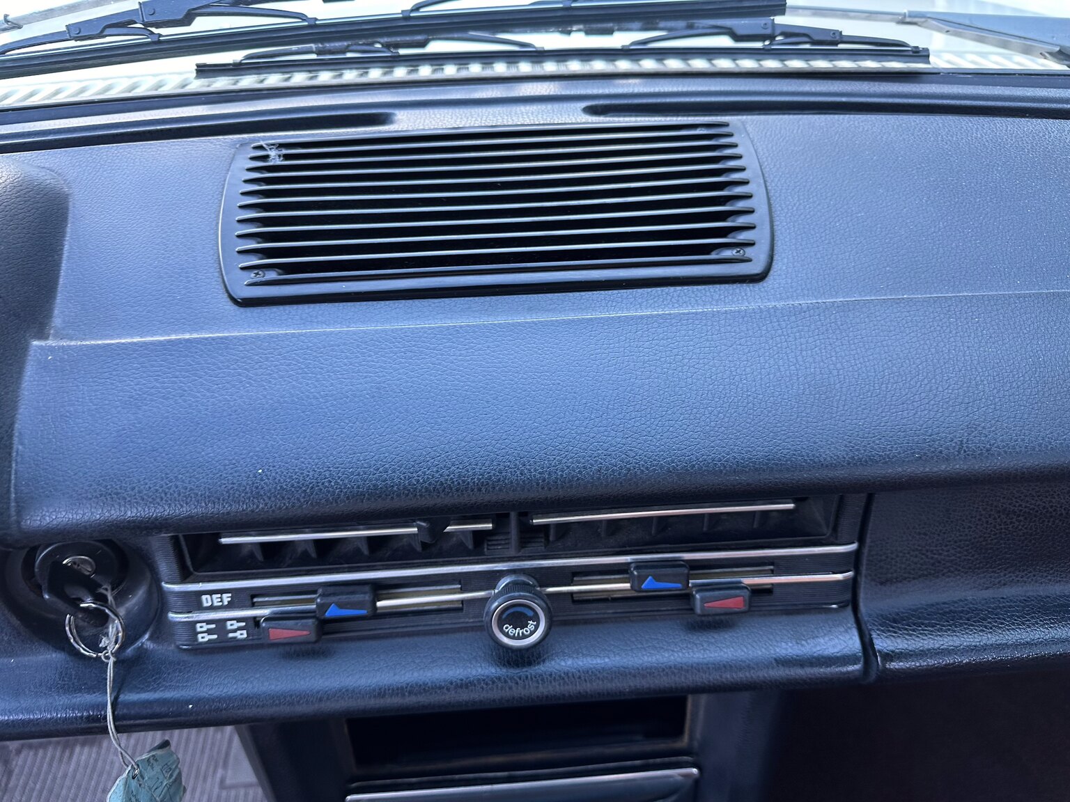 Interior image of 1974 Mercedes Benz 230.6