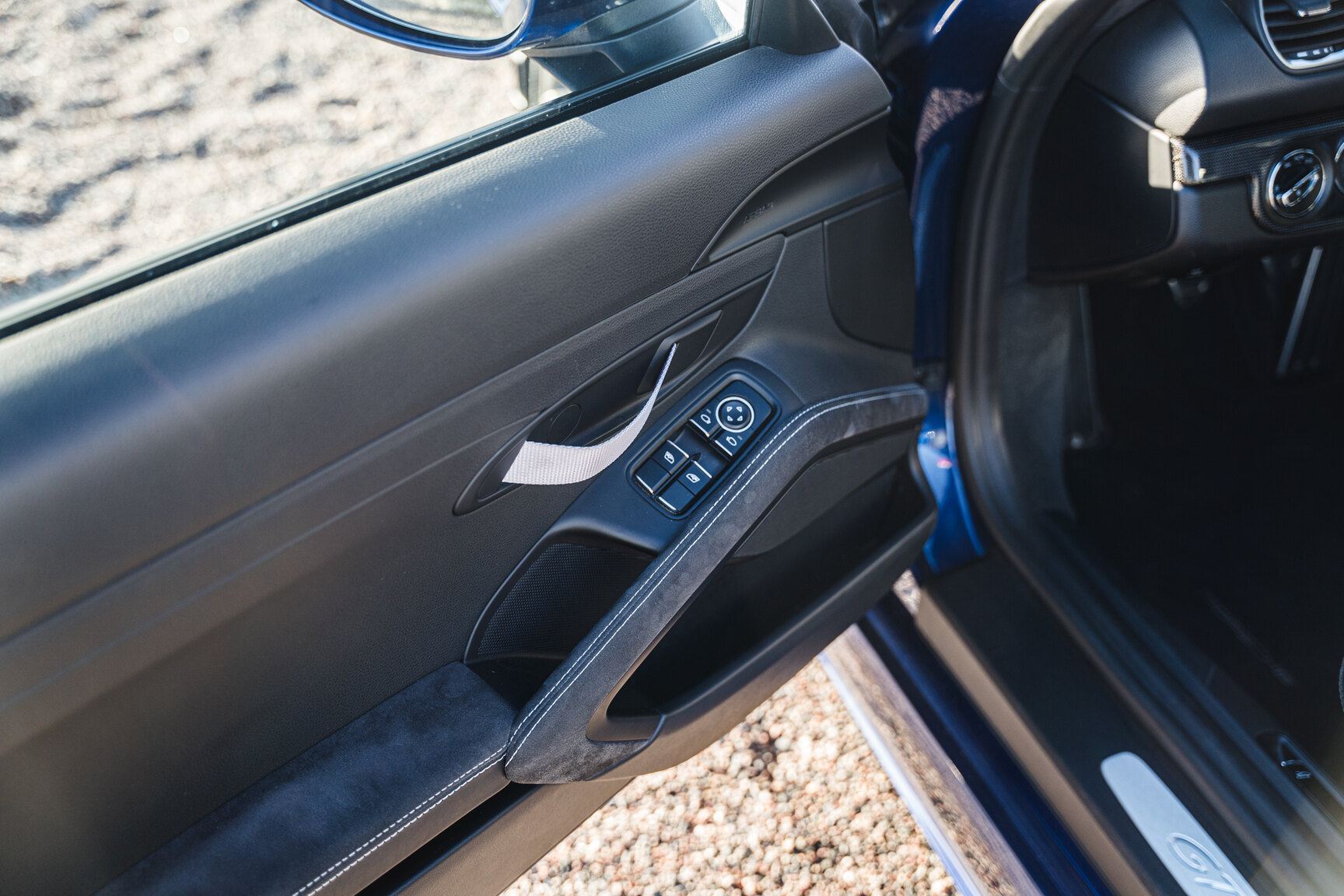 Innenraumfoto von 2020 Porsche 718 Cayman GT4