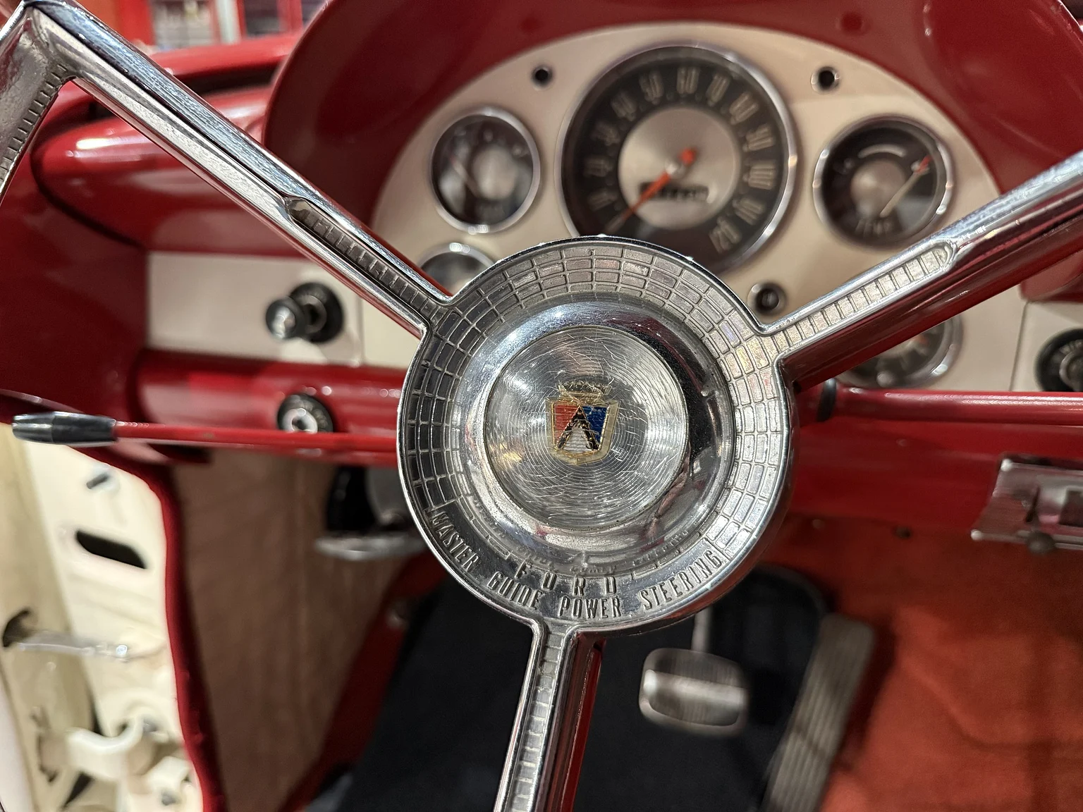 Innenraumfoto von 1956 Ford Fairlane Sunliner V8 5.1 (20)