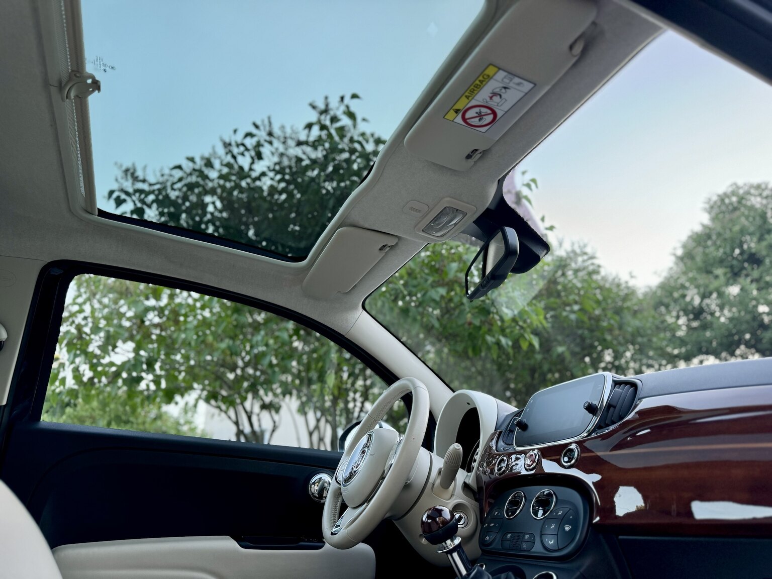 Interiörbild 2017 Fiat 500 Riva