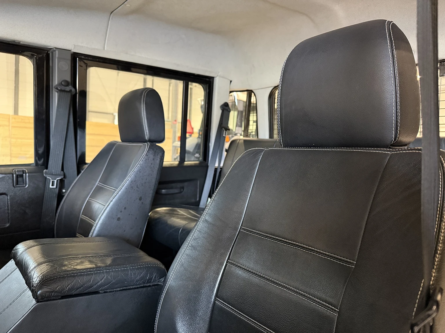 Innenraumfoto von 2000 Land Rover Defender 110 Tomb Raider (4)