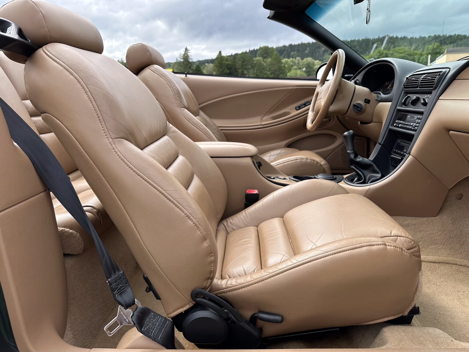 Innenraumfoto von 1998 Ford Mustang GT Convertible