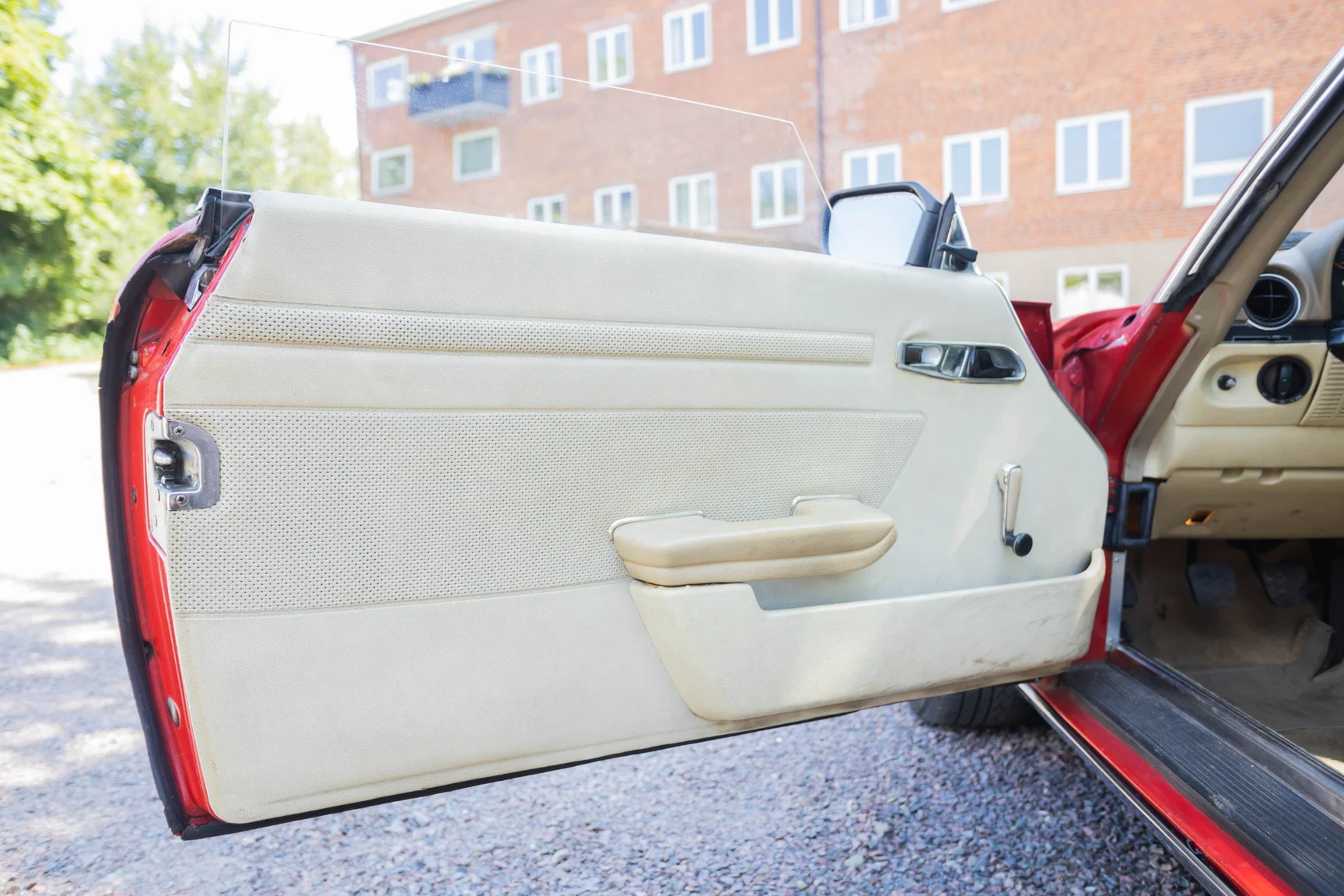 Interior image of 1975 Mercedes-Benz 280 SL (4)