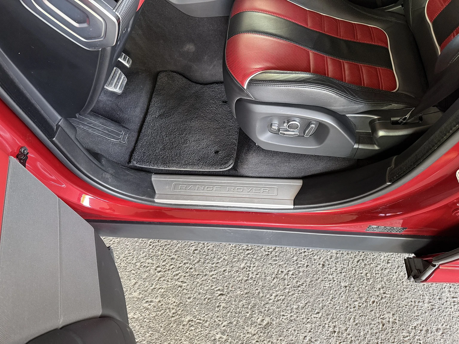 Interiörbild 2017 Range Rover Sport SVR (11)