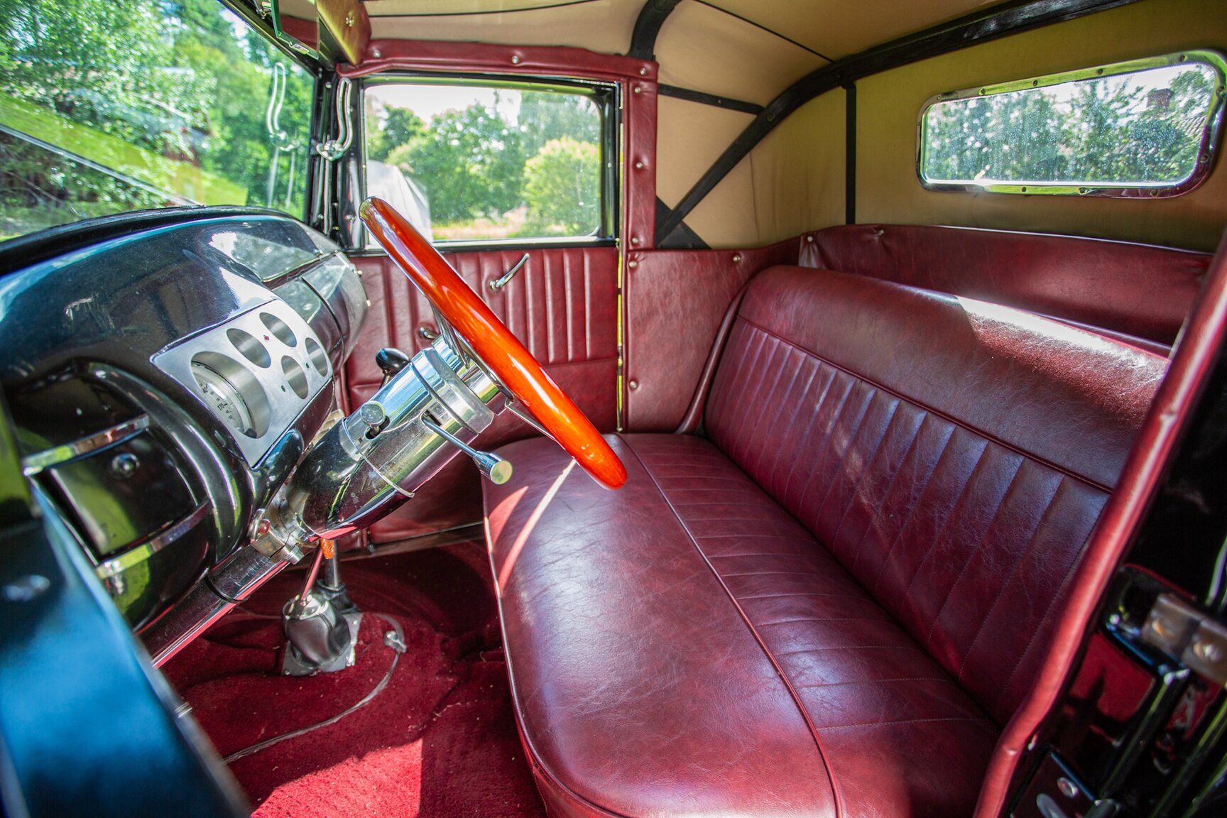 Interior image of 1932 Ford 32 deuce sport coupé (Hot Rod)