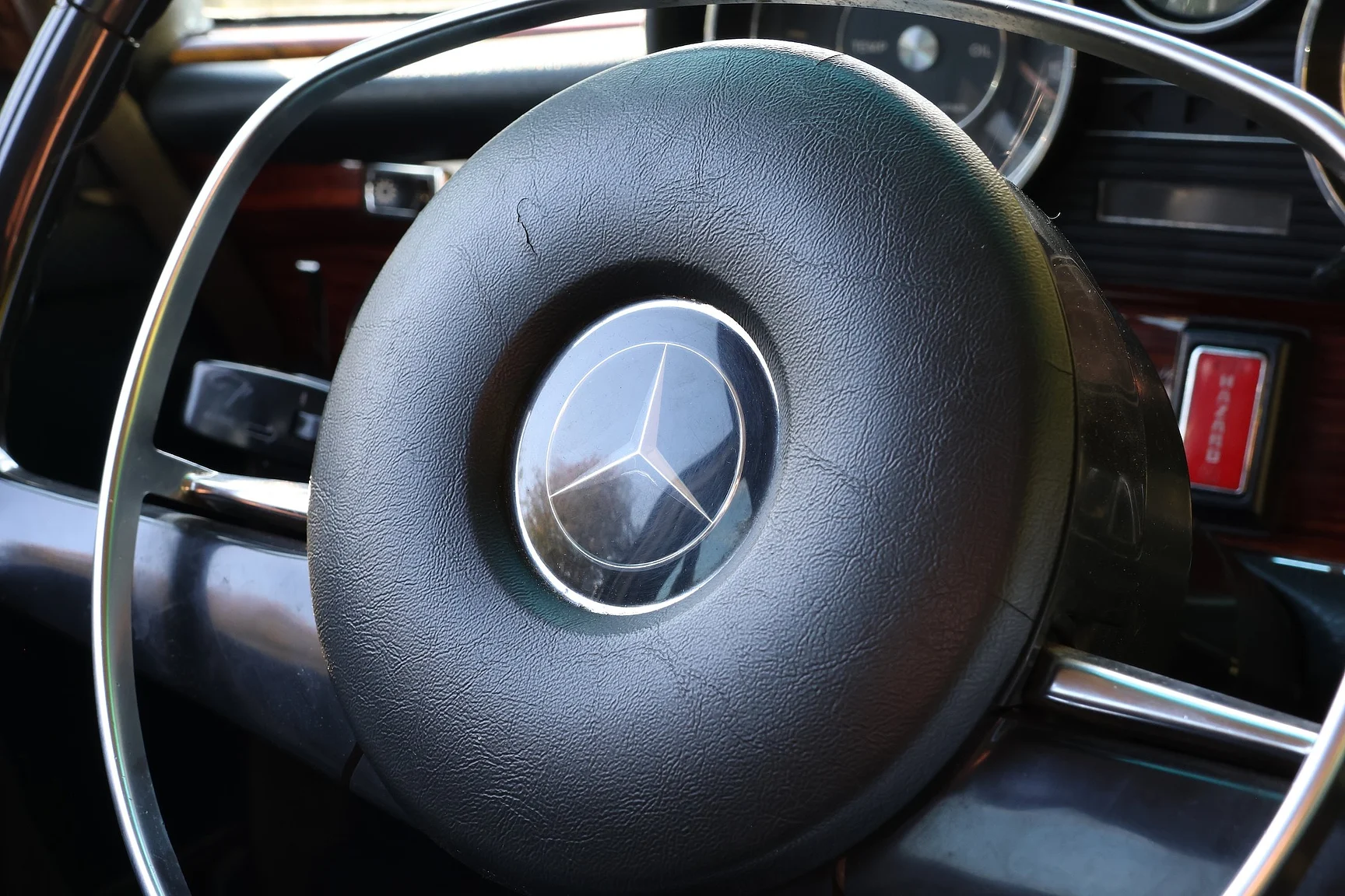 Interior image of 1972 Mercedes-Benz 280 SE 4.5  (36)